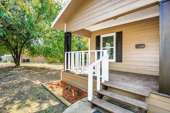 Building Photo - Single-Family Home Available!