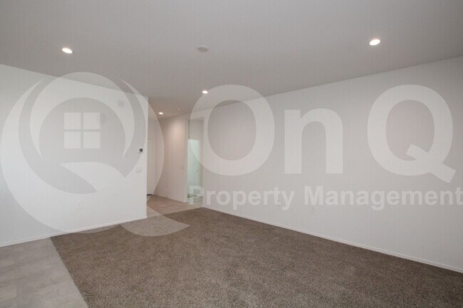 Foto del edificio - 1566 E Fletcher Dr