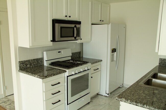 Building Photo - 565 Esplanade