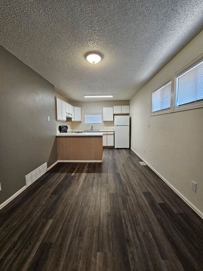 Building Photo - Cozy 2-Bedroom Duplex for Rent