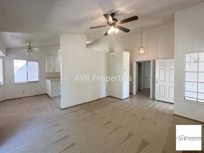 Building Photo - Beautiful end unit townhome in great commu...