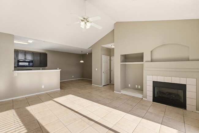 Foto del edificio - 2 Bed 2 Bath Condo With Balcony!