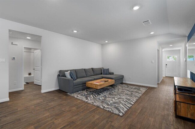 Building Photo - 318 Evergreen Sumac Lp