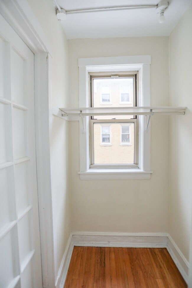 Foto del edificio - 1365 W Greenleaf Ave