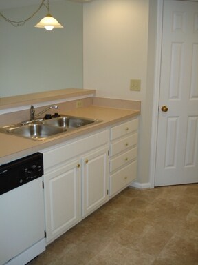 Building Photo - 633 Lakeview Dr N