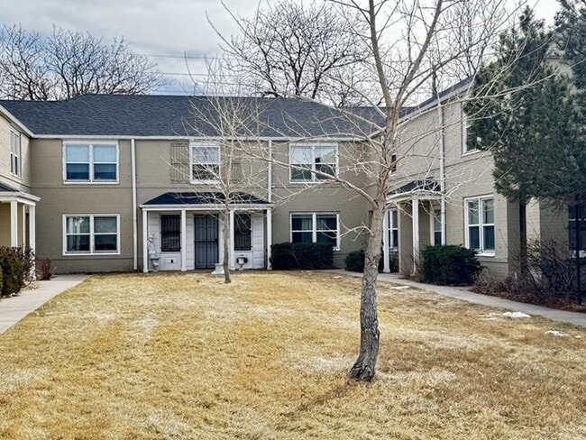 Foto del edificio - 2 BEDROOM 1 BATHROOM TOWNHOME CLOSE TO WAR...