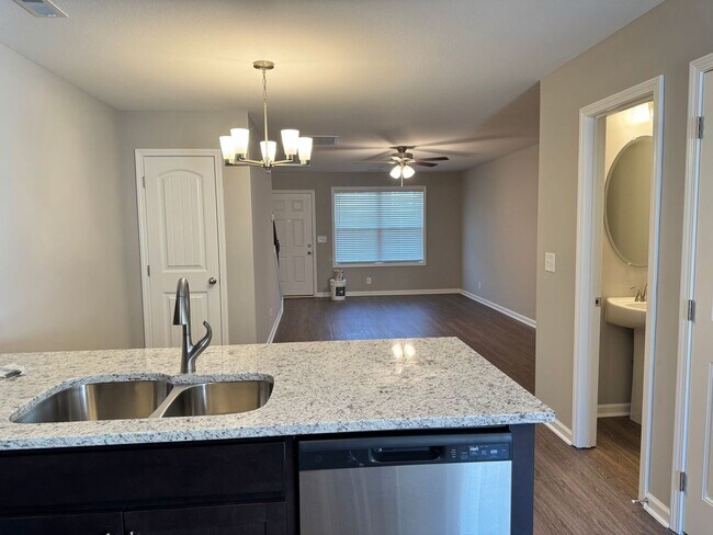 Foto del edificio - Luxury Living at its best! 2 Bed 2 1/2 Bath Townhome near Downtown!