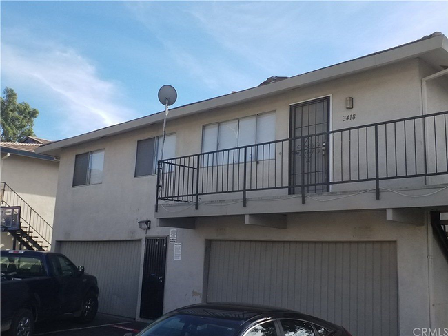 Building Photo - Upstairs Charming 2- bedroom condo