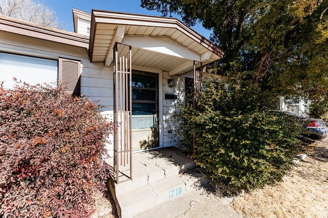 Building Photo - Cute 2 story home