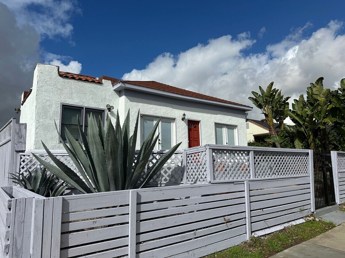 Primary Photo - 3 BEDROOM / 2.5 BATHROOM - SHERMAN HEIGHTS