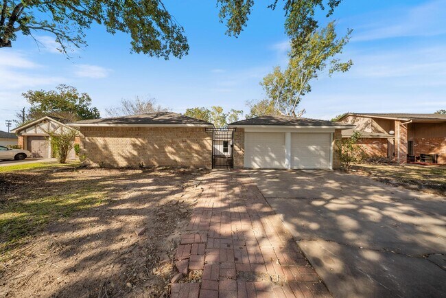 Foto del edificio - 1426 Twining Oaks Ln
