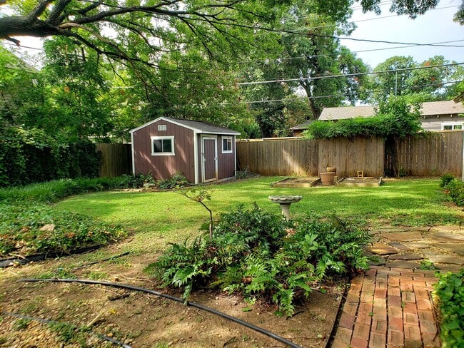 Building Photo - 585 Classen Dr