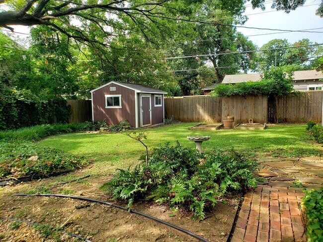 Foto del edificio - 585 Classen Dr