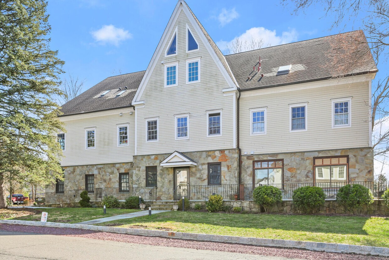 2 Hollyhock Rd Unit 15 PENTHOUSE, Wilton, CT 06897 Condo for Rent in