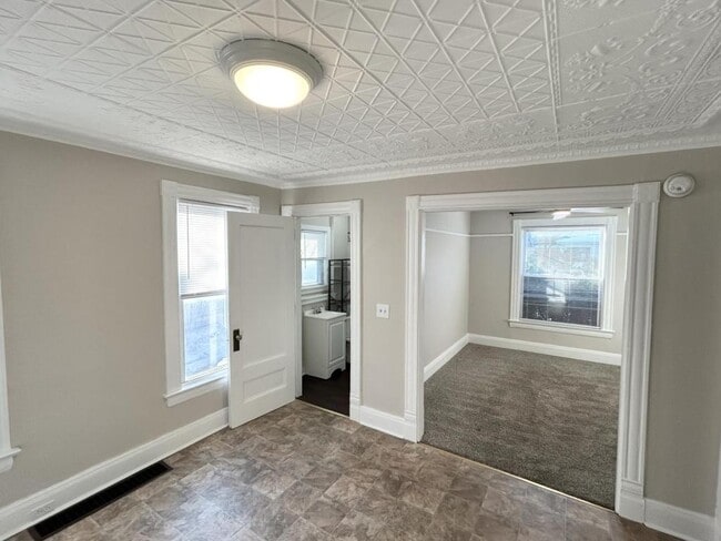 Building Photo - 519 S Midler Ave