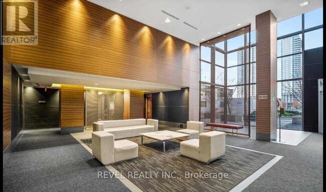Building Photo - 125 Village Green Square