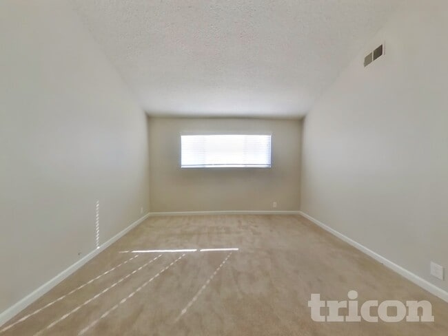 Foto del edificio - 110 Inverness Dr