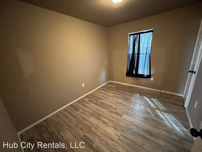 Building Photo - 3 br, 2 bath House - 1519 E 8th Street