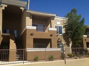 Building Photo - 8070 W Russell Rd