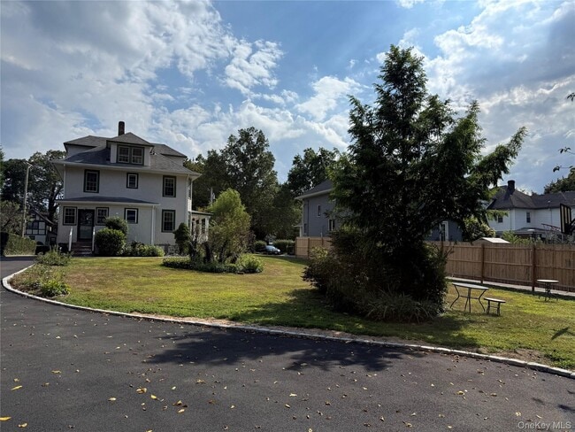 Building Photo - 27 Dosoris Way