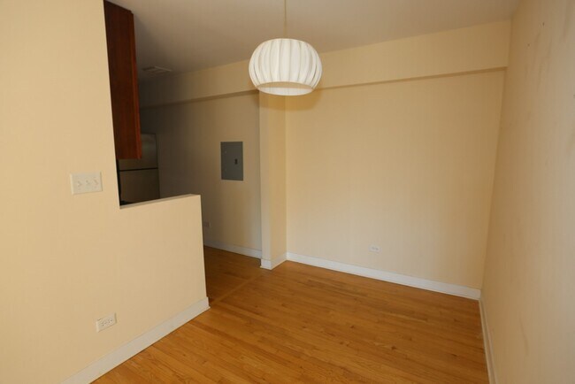 Building Photo - 622 W Wrightwood Ave
