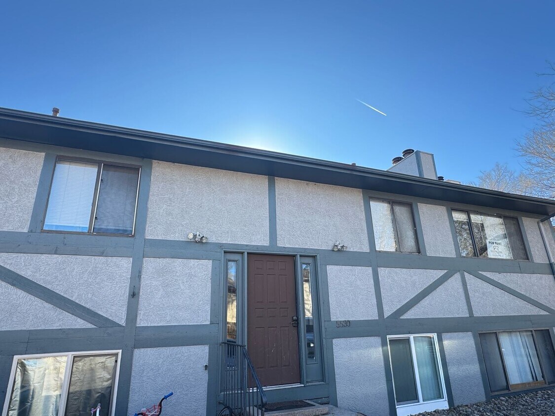 Foto principal - Upper Floor Multi-Family Unit