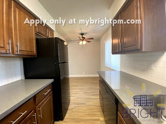 Foto del edificio - Recently Renovated 2 Bedroom 1 Bath, Two-Level Apartment-Great Midtown location!