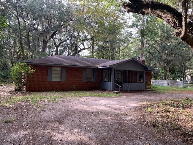 Building Photo - 3 Bed 1.5 Bath Pet Friendly Home