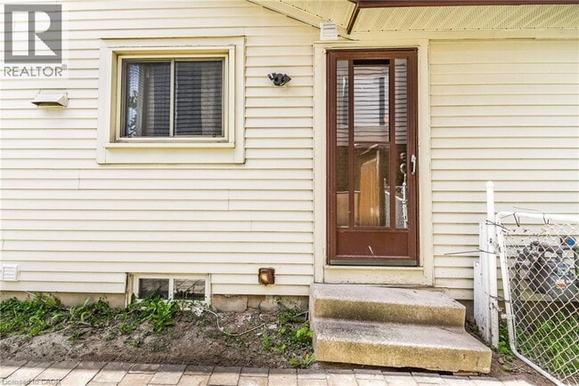 Building Photo - 128 Carlyle Dr