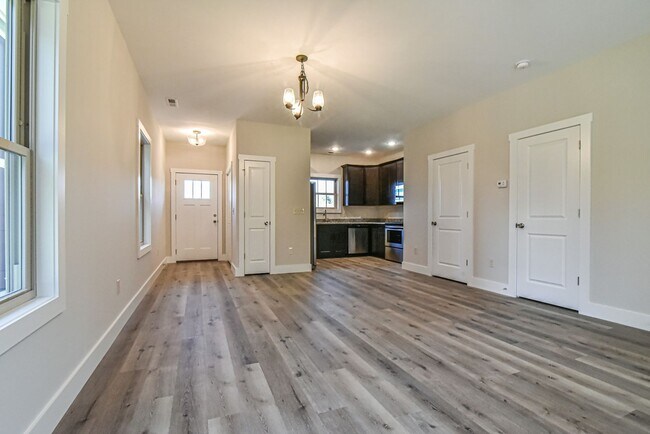 Foto del edificio - Brand New 2 bedroom, 1 1/2 bathroom in pet...