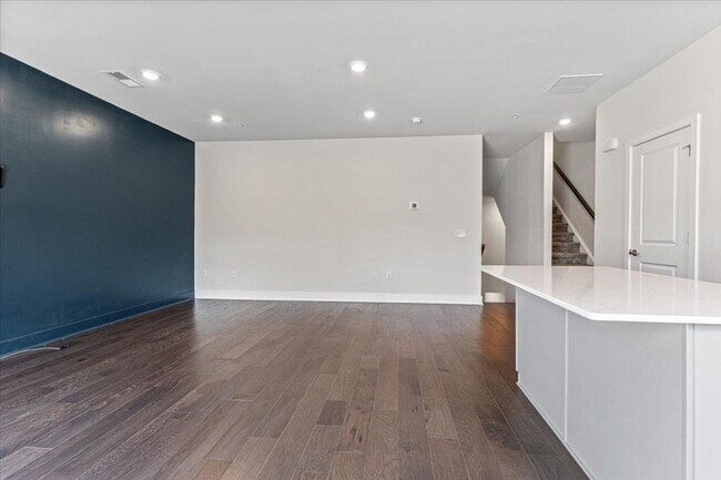 Building Photo - SteelePoint 3 Bedroom 2.5 Bathroom Condo