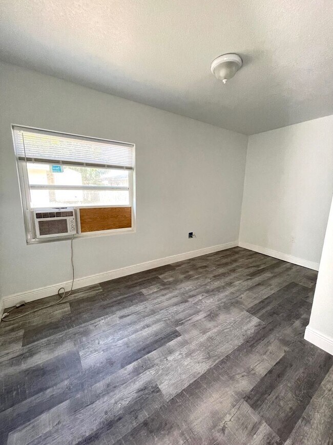 Building Photo - 312 10th Ave Drive West