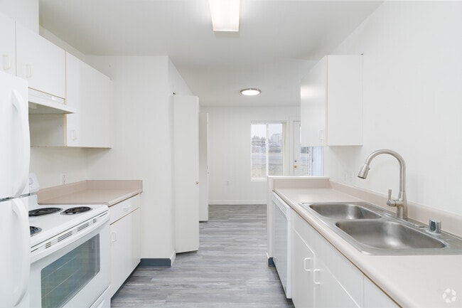 3BR, 2BA - 1036SF - Kitchen - NORTHWOOD MANOR APTS