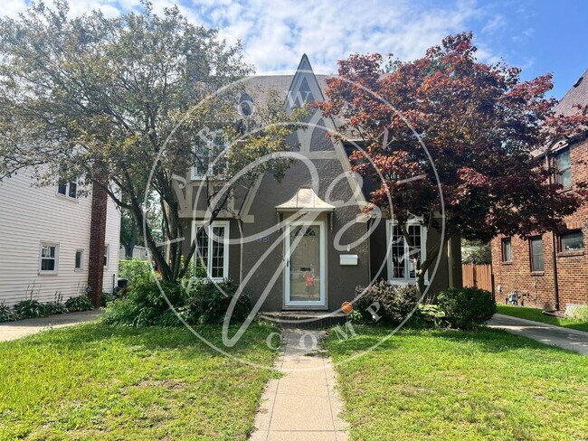 Foto del edificio - 3739 Elmhurst Rd