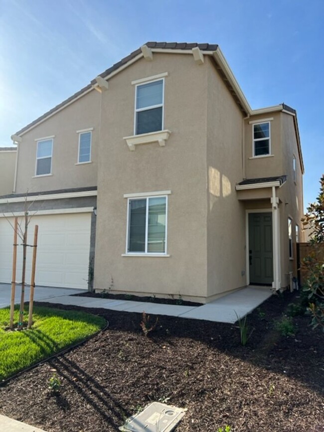 Building Photo - Solar Home with 4 Bedrooms in the Heart of...