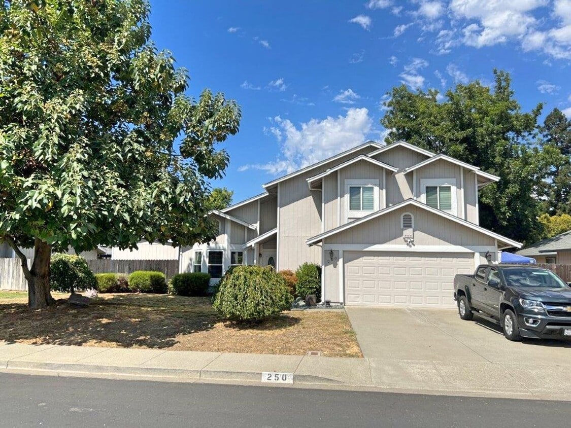 Foto principal - BEAUTIFULLY REMODELED 2 STORY VACAVILLE *S...