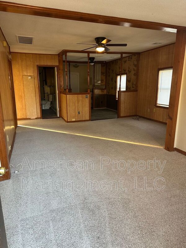 Building Photo - 1928 N Columbia Pl