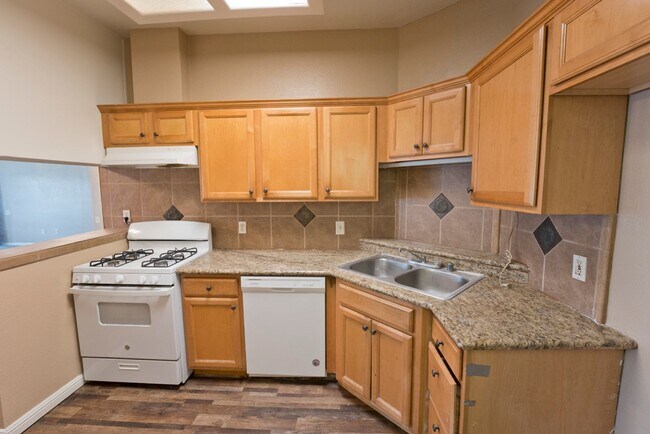 Building Photo - SW-2 bedroom- 1.5bath with 2 car garage Condo