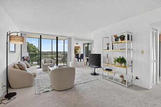 Building Photo - 6895 Willow Wood Dr