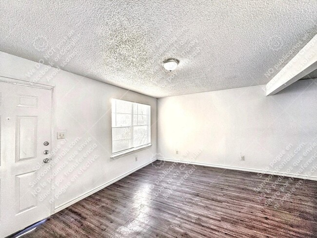 Foto del edificio - 742 Old Martindale Rd