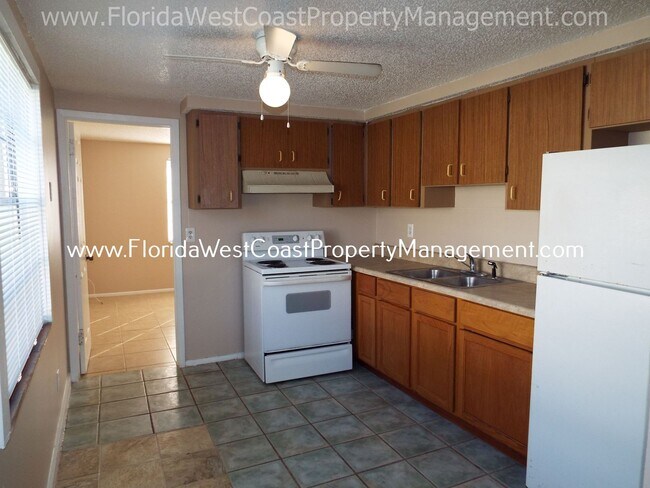 Foto del edificio - SUPER LOCATION! EAST MANATEE/ 3 BED/1 BATH...