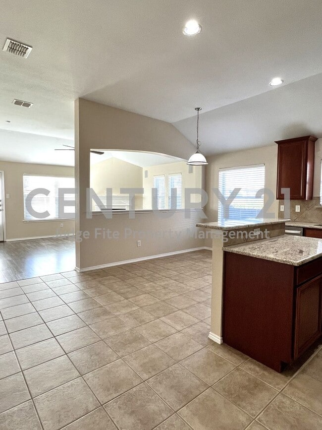 Building Photo - Well Maintained 3/2/2 For Rent in Benbrook...