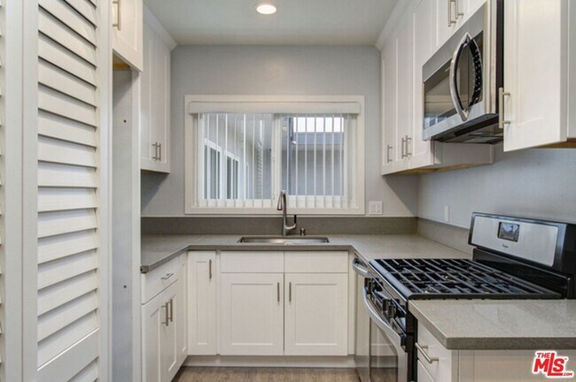 Building Photo - 1451 E Wilson Ave