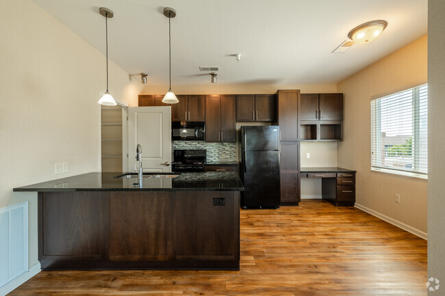 1BR, 1BA - 751SF - Kitchen - SunSTONE at MarketPlace Apartments