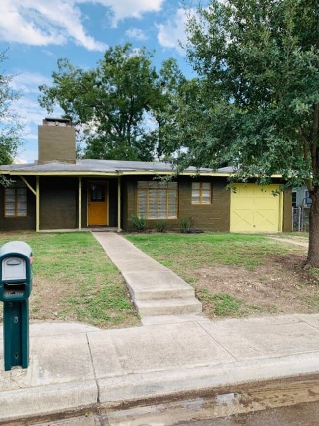 Building Photo - 1064 Sycamore St