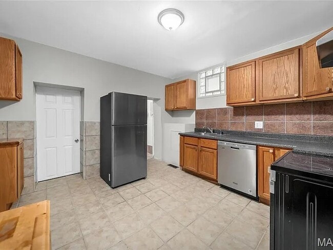 Building Photo - 709 Dammert Ave