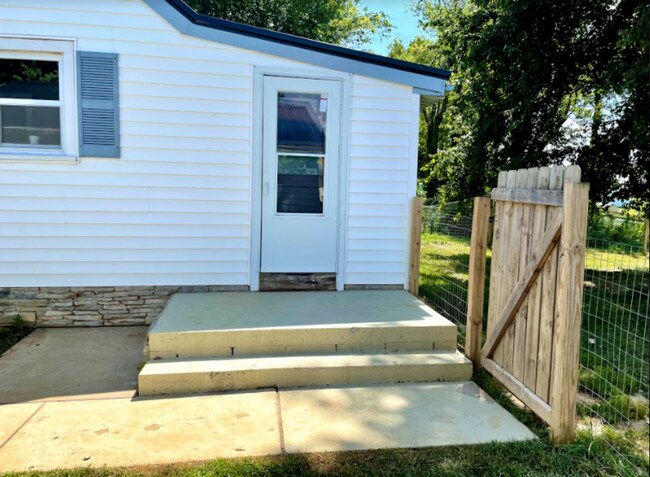 Foto del edificio - AVAILABLE NOW. 2 bed/1 bath SINGLE FAMILY HOME with fenced yard!