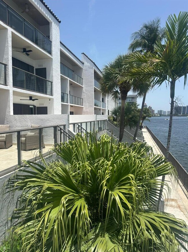 Foto del edificio - 4000 NE 168th St