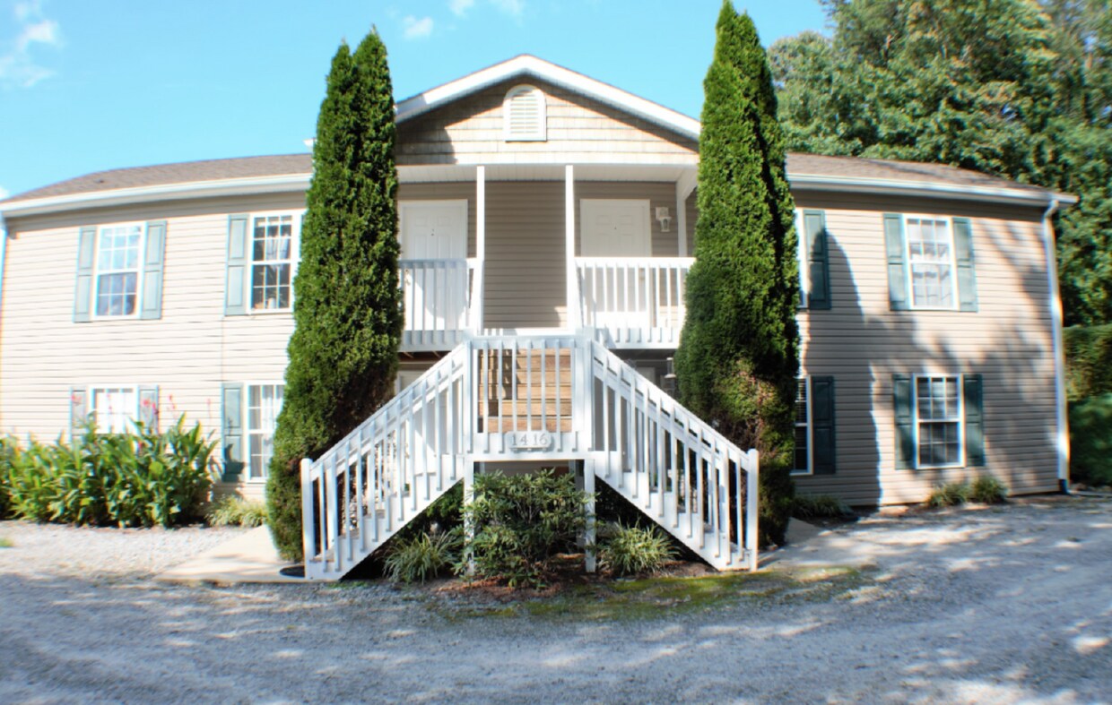 Primary Photo - 2 bedroom 1 bath upper floor apartment.
