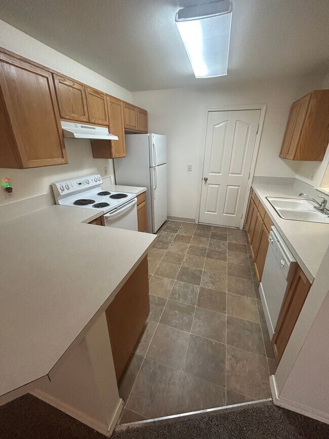 Foto del edificio - 2 bedrooms 1.5 bathroom with large living room, large kitchen PLUS 1 car garage. Bedrooms are huge